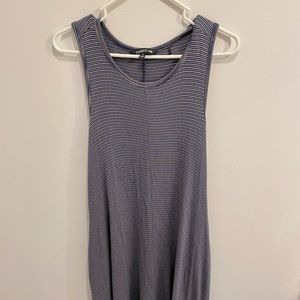 Sleeveless knee-length stripped dress